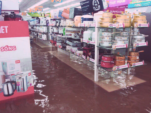 
Trong siêu thị, nước mưa tràn vào ngập lên các kệ hàng. Ảnh: Facebook Linda Nguyễn
