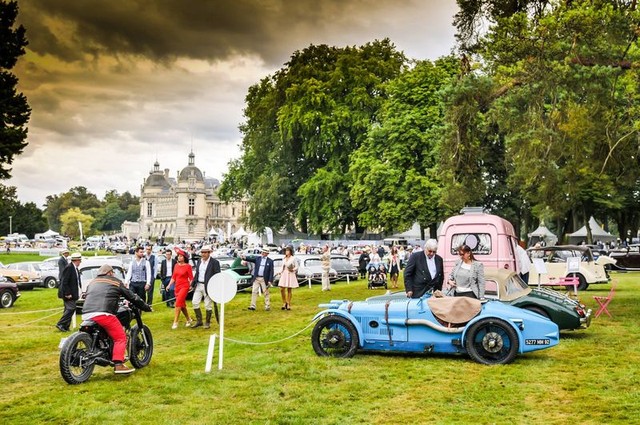 Phần thi Concours des Clubs, hội tụ 800 chiếc xe của 40 câu lạc bộ, và được đánh giá không chỉ bởi vẻ ngoài và chất lượng của sự phục hồi mà còn bởi nghệ thuật sắp đặt khiến nó đẹp như bức tranh “picnic on the grass”.