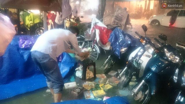 
Một cửa hàng sách trên đường Nguyễn Trãi bị ngập nước, sách vở ở tiệm trôi lênh láng. Ảnh: Phạm An

