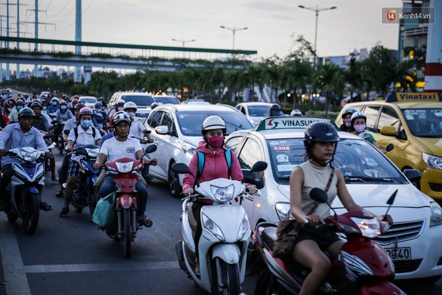 
Phần đường ô tô gần khu vực ngã tư Phạm Văn Đồng - Nguyễn Xí (quận Bình Thạnh) luôn chật kín phương tiện xe máy vào mỗi ngày.
