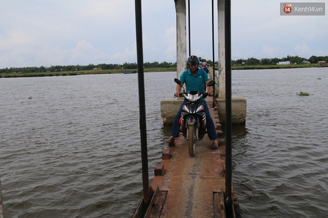 Với những người qua cầu lần đầu, cảm giác quả là vô cùng sợ hãi. Vừa khua khua hai chân để đẩy chiếc xe nhích đi từng centimet, anh Mai Chí Đường (trú TP Tam Kỳ, Quảng Nam) vừa run rẩy nói: Biết thế này thì thà đi xa thêm vài chục cây số còn hơn. Nguy hiểm quá, rủi sẩy chân một cái rớt xuống nước thì chết chắc luôn.