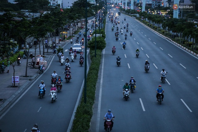 
Nhiều người cho rằng ở Sài Gòn số lượng xe máy nhiều hơn ô tô nên cần có sự phân luồng, điều tiết hợp lý để tránh tình trạng ùn tắc và tai nạn khi ô tô và xe máy chạy chung phần đường.
