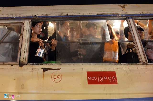 
Nếu như ở Việt Nam, từ nhà ra phố mua bát cháo, bát phở cũng phải ngồi lên xe máy, thậm chí ôtô cá nhân, ở Yangoon, người dân phải sử dụng phương tiện công cộng chở khách giống như xe bus.
