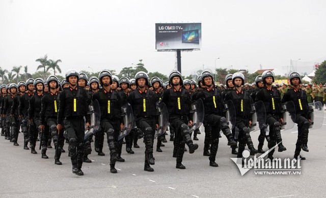Khối sỹ quan của tiểu đo&agrave;n CSCĐ số 1 được trang bị gậy điện
