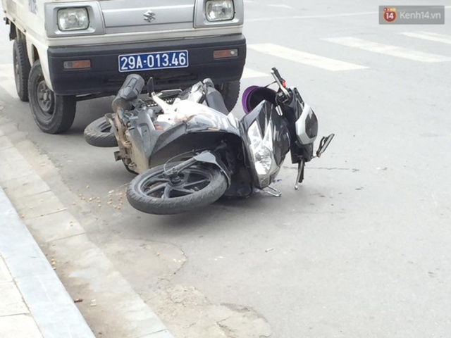 
Vụ va chạm cũng khiến một chiếc xe máy khác bị ngã xuống đường.
