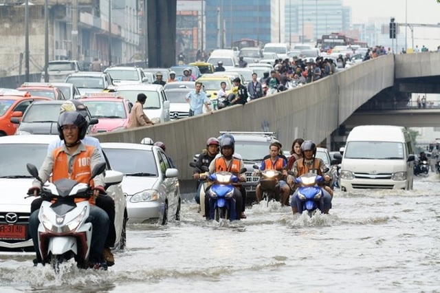 
Tình hình kẹt xe vào giờ cao điểm càng thêm trầm trọng vào những ngày Bangkok bị ngập lụt do trời mưa liên tục khiến mực nước sông Chao Phraya dâng cao. Ảnh: The Nation.
