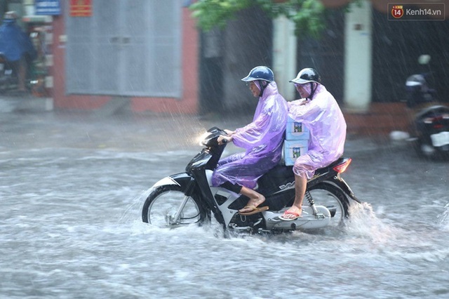 
Cơn mưa kéo dài hơn 1 giờ đồng hồ đã khiến nhiều con phố và ngõ bị chìm ngập trong biển nước. Giao thông cũng trở lên hỗn loạn và ùn tắc giữa trời mưa.
