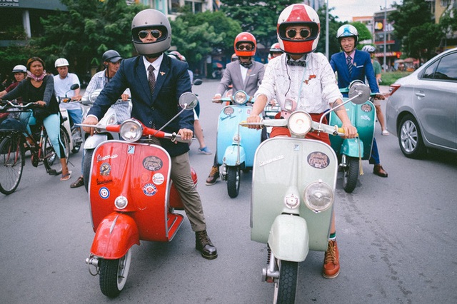Và khi xem xong thì ai cũng phải thừa nhận, không có sự kết hợp nào hoàn hảo hơn đàn ông và suit, cùng con xe chiến hữu của anh ấy!