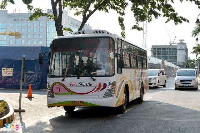 
Philippines cũng có nhiều xe shuttle bus và tàu điện. Tuy nhiên, hệ thống đường ray tại Manila nhỏ, các đoàn tàu lại tồi tàn hơn nhiều so với ở các thủ đô khác tại Đông Nam Á như Jakarta, Kuala Lumpur hay Bangkok.
