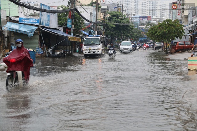 
Tuyến đường Huỳnh Tấn Phát ngập là do mưa to kết hợp với thủy triều lên
