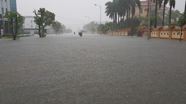 
Mưa lớn kéo dài hàng tiếng đồng hồ vào chiều 14/10 ở Quảng Bình. Ảnh: FB Phong Dương
