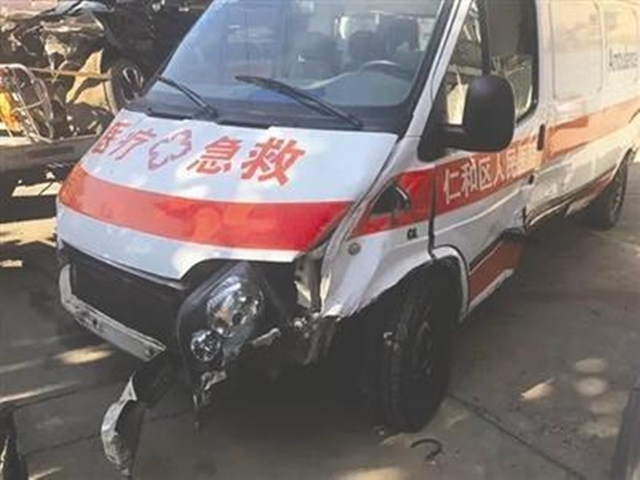 
Chiếc xe cứu thương bị hư hỏng nặng sau vụ tai nạn.
