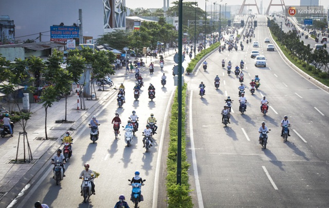 
Đại lộ Phạm Văn Đồng hướng về quận Thủ Đức thời điểm mới 16h, làn đường xe máy rất thông thoáng nhưng xe máy vẫn chạy vào làn dành cho ô tô.
