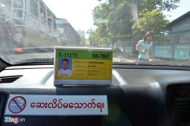 
Taxi ở Myanmar có đồng hồ, nhưng phần lớn tài xế tính tiền khách theo thời gian chạy thay vì bằng quãng đường (một giờ khoảng 8.000-10.000 kyats).
