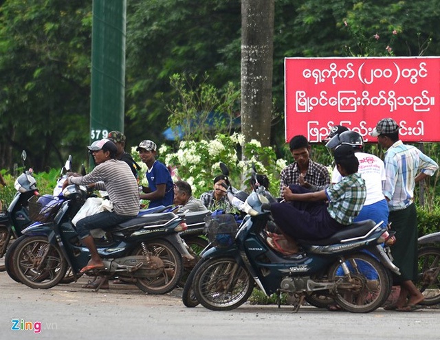 
Phía ngoài nội đô, lực lượng xe ôm hoạt động khá đông. Do trong thành phố cấm xe máy, họ chỉ được phép hoạt động ở vùng ven. Ảnh: Hoàng Anh. (: Hạ tầng giao thông lập dị ở Myanmar ).
