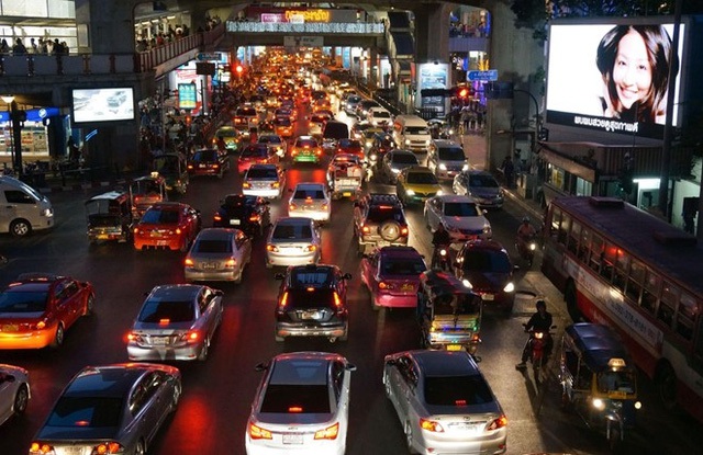 
Theo công ty định vị TomTom (Hà Lan), tốc độ lưu thông ở trung tâm Bangkok chậm hơn 57% so với khi đi lại trên những đoạn đường vắng. Trong giờ cao điểm, việc di chuyển thậm chí chậm hơn 85%. Vào buổi tối thì các xe chỉ nhích từng chút một, chậm hơn 114%. Ảnh: AP.
