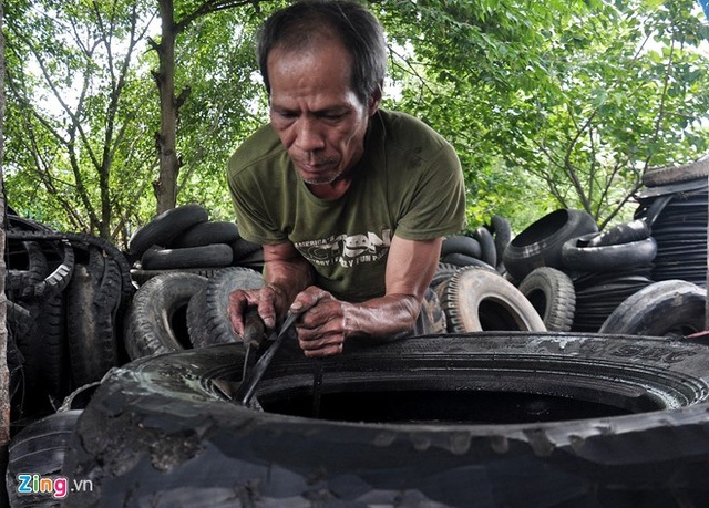 
Hơn 20 năm gắn bó với nghề tái chế lốp ôtô phế thải, ông Nguyễn Văn Đạm (57 tuổi) cho biết suốt ngày làm việc trong bóng mát nhưng cần phải dồi dào sức khỏe, tinh thần bền bỉ thì mới sống với nghề này được.
