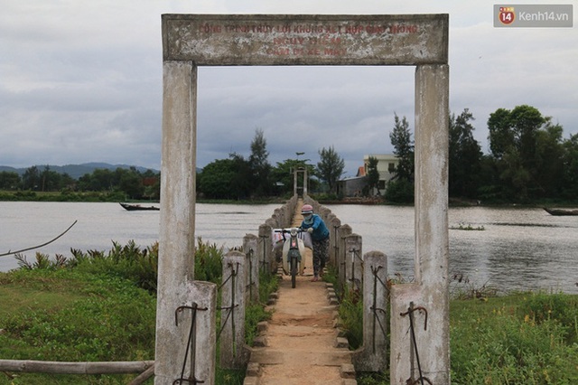 
Dù đã có biển cấm, thế nhưng bất chấp nguy hiểm, cây cầu này vẫn được người dân sử dụng như một tuyến đường lưu thông từ xã Tam Tiến ra Quốc lộ 1 và ngược lại.
