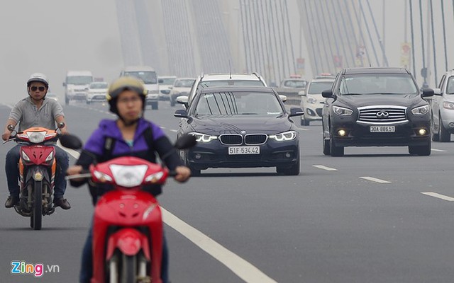 
Nhiều ôtô đi trên cầu phải bật đèn sương mù, giảm tốc độ để đảm bảo an toàn.
