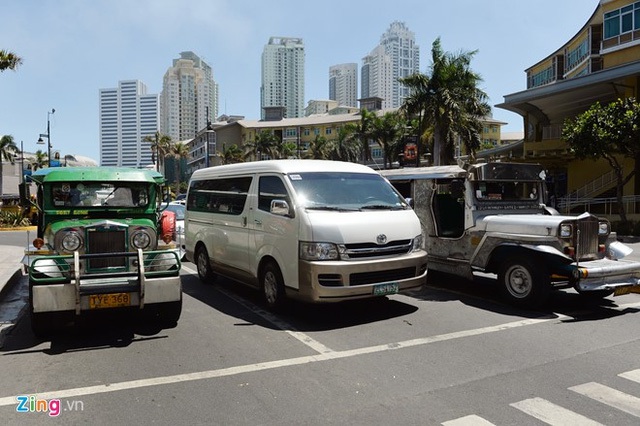 
Jeepney có nét tương đồng với Tuk-tuk ở Thái Lan , Lào, nhưng là loại xe chủ yếu độ lại từ dòng Jeep cũ của Mỹ.
