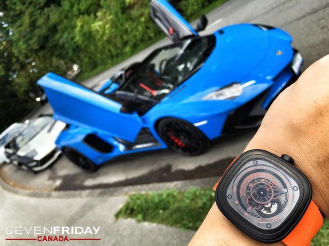 
Chiếc đồng hồ SevenFriday P3/04 KUKA nổi bật bên cạnh siêu xe Lamborghini Aventador J Speedster. Được ra mắt đầu hè năm 2016, chiếc KUKA này gây ấn tượng mạnh bằng sắc cam vô cùng bắt mắt từ đồng hồ cho đến phần dây đeo. Chiếc đồng hồ này tạo cảm giác năng động đầy cá tính cho các quý ông mê cảm giác mạnh.

