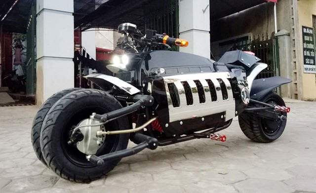 
Chiếc xe nhái Dodge Tomahawk này chỉ đi được một người. Mức giá bán trên thị trường là 28,5 triệu đồng. Xe máy điện, xe đạp điện hiện khá phổ biến ở các thành phố lớn như Hà Nội, Hải Phòng, TP.HCM do loại phương tiện này đã được cấp chứng nhận đăng kiểm, đăng ký biển số để lưu hành.
