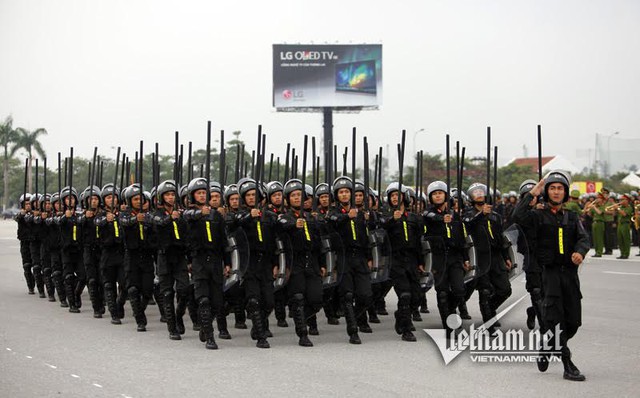 Khối sỹ quan thuộc Tiểu đoàn CSCĐ số 4 được trang bị gậy 1,2m