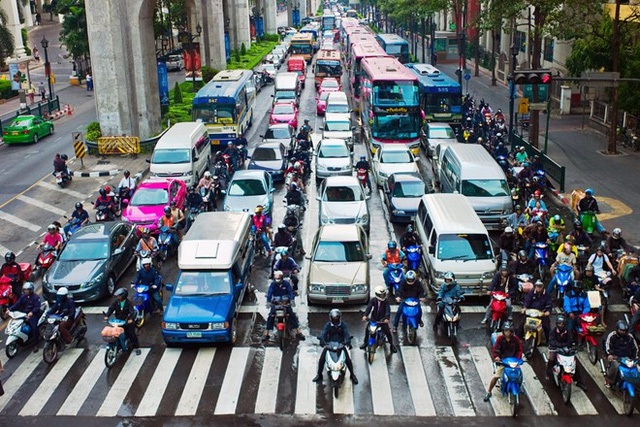 
Thị trưởng Bangkok Sukhumbhand Paribatra từng khẳng định nếu người mua không thể xuất trình giấy tờ chứng minh họ đã có chỗ để đậu xe thì sẽ không được mua xe mới hợp pháp. Ảnh: Asiadirect.
