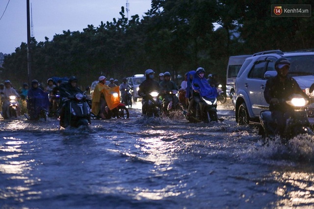 
Tại đoạn đường Nguyễn Hữu Cảnh, sau cơn mưa xảy ra tình trạng ngập khiến giao thông di chuyển khá khó khăn. Ảnh: Khang Thái
