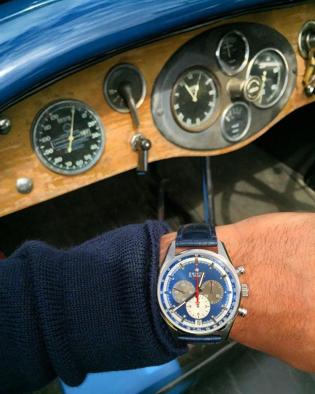 Trên ảnh là chiếc đồng hồ Zenith El Primero Blue Dial, xuất hiện tour-son tour bên cạnh chiếc Bugati xanh dương thế hệ những năm 1930s thế kỉ trước. Với mặt đồng hồ được sơn xanh, kết hợp cùng khả năng chronography tân tiến. Zenith đã cho ra mắt một trong những mẫu đồng hồ bán chạy nhất của hãng.