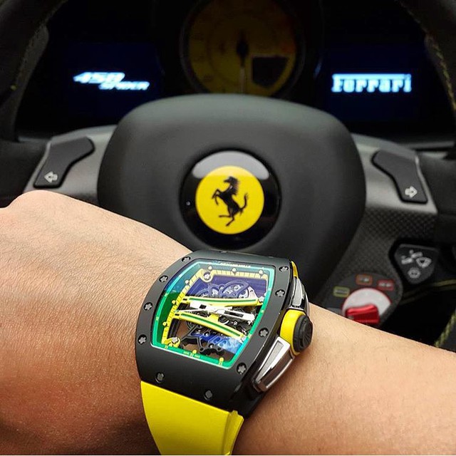 
Trên ảnh là chiếc đồng hồ Richard Mille RM 59 -01 bên trong khoang lái của chiếc Ferrari 458 Spider. Phần vỏ đồng hồ được chế tác từ chất liệu carbon nanotube đem đến sự bảo vệ chắc chắn cho bộ máy tourbillon ở bên trong. Cùng với đó là trọng lượng siêu nhẹ của RM 59-01 nên vận động viên điền kinh Yohan Blake có thể đeo chiếc đồng hồ này trong mọi cuộc đua.
