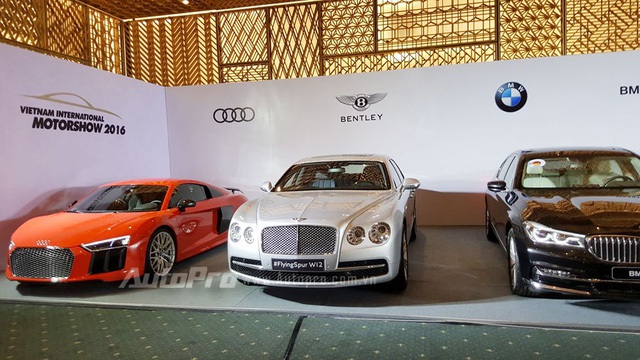 Bộ ba Audi R8 V10 Plus, Bentley Flying Spur W12 và BMW 730Li.