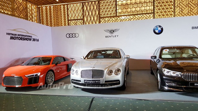 
Bộ ba Audi R8 V10 Plus, Bentley Flying Spur W12 và BMW 730Li.
