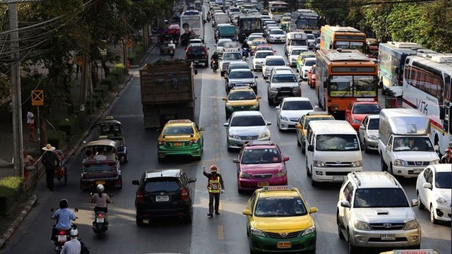 
Một số biện pháp khác để hạn chế xe lưu thông ở Bangkok là phạt tiền những người đỗ xe trên các tuyến đường trong những quận trung tâm gây ra tắc nghẽn; hoặc đề xuất tăng phí dịch vụ ở các bãi đậu xe trong trung tâm thành phố nhằm khuyến khích người dân hạn chế đi lại bằng ôtô. Ảnh: AP.
