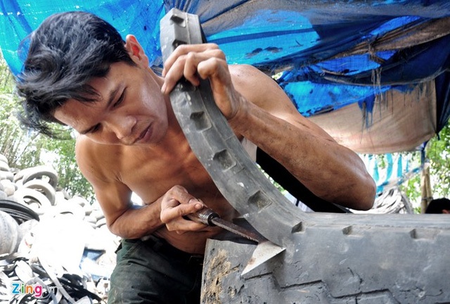 Hơn 10 năm làm nghề tái chế lốp ôtô, anh Mai Văn Khánh cho rằng nghề này nặng nhọc, dễ rủi ro tai nạn lao động. Hàng tháng, trung bình mỗi thanh niên địa phương xẻ thịt từ 300 đến 350 lốp ôtô cũ. Dụng cụ lao động bén nhọn, lốp ôtô cũ có nhiều đinh nhọn, gỉ sắt...nếu mình bất cẩn là đôi tay bị thương ngay. Tôi đã nhiều lần phải đến trạm y tế băng bó vết thương ở tay vì bị đinh xóc vào, anh Khánh bộc bạch.
