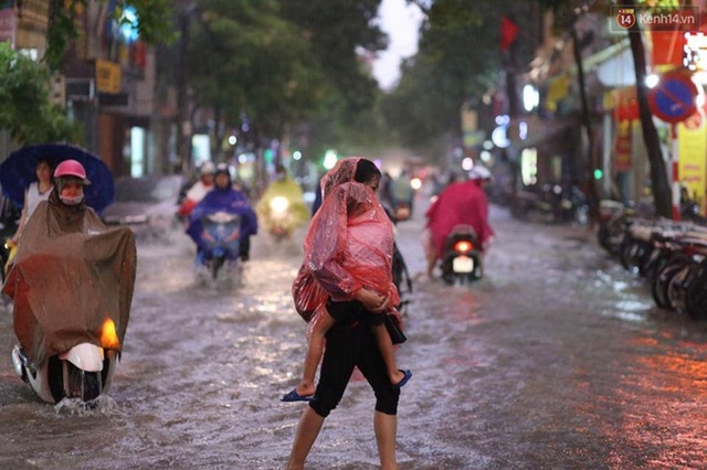 
Tuyến đường Hoàng Văn Thái (Thanh Xuân, Hà Nội) cũng trong tình trạng ngập lụt sau cơn mưa lớn. Ảnh: Phương Thảo
