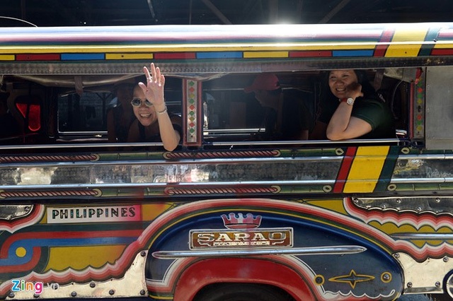 
Giá cước vận chuyển tính theo đầu người là 8 peso (khoảng 4.000 đồng) cho 4 km đầu tiên và 50 cent cho mỗi km tiếp theo. Jeepney có thân sau được nối dài, với hai băng ghế hai bên chứa một lúc 20 khách.

