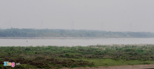 
Nhìn từ cầu Long Biên, cầu Nhật Tân khó có thể quan sát rõ bằng mắt thường.
