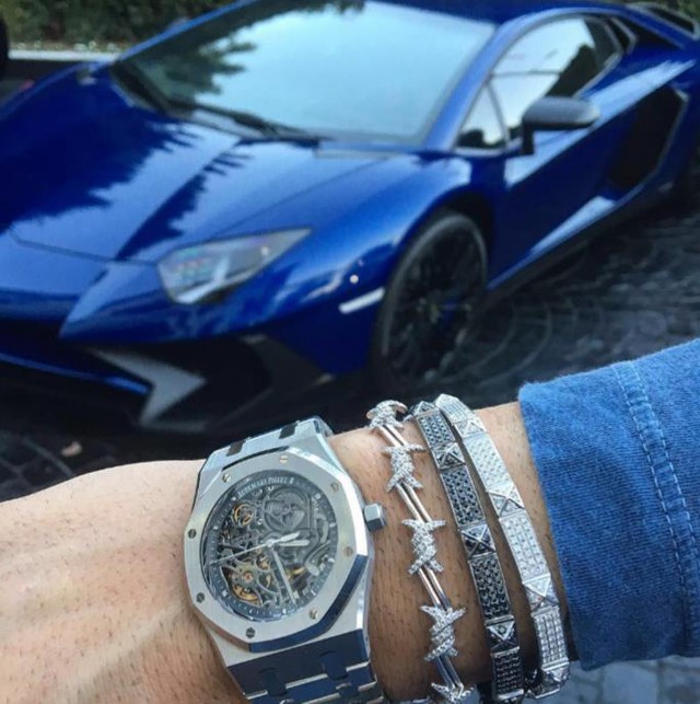 
Niềm tự hào của thương hiệu đồng hồ siêu sang Audemars Piguet, AP Royal Oak, sánh vai cùng siêu xe thể thao Lamborghini Aventador.
