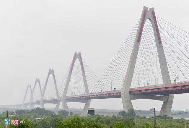 
Sương mù dày tạo nên một khung cảnh kỳ ảo trên cầu. Hình ảnh chụp từ làng đào Phú Thượng.
