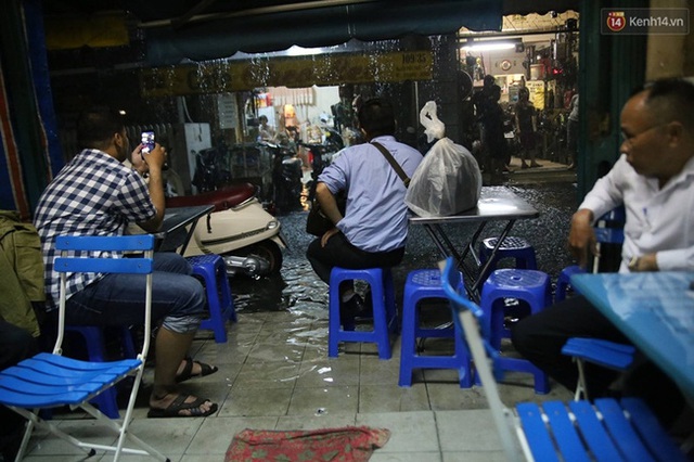 
Một quán cafe trên đường Nguyễn Thiện Thuật, quận 3, nước đã ngập vào nhà. Cô Sương, chủ quán cho biết: Đây là lần đầu tiên con đường này ngập nặng đến vậy, mưa vẫn chưa ngớt nên mọi người đang rất lo lắng quán sẽ bị ngập vào sâu hơn. Ảnh: Quỳnh Trân.
