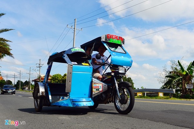 
Ngoài taxi , bus, Jeepney, Philippines còn có loại xe đặc trưng khác là tricycle (xe ba bánh tự chế). Người dân ở thành phố Koronadal, cách thủ đô Manila khoảng 1.000 km về phía nam, ưa chuộng dòng xe này để làm phương tiện đi lại và đưa đón khách du lịch.
