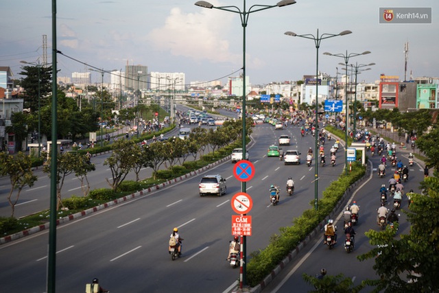 
Ô tô và xe máy chạy lộn xộn, không theo làn đường trên đại lộ đẹp nhất Sài Gòn.
