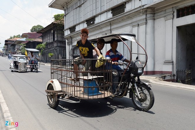 
Giá thuê xe tricycle khoảng 20 peso/km (khoảng 23.000 đồng). Du khách có thể gặp những chiếc xe này ở bất kỳ ngóc ngách nào trên lãnh thổ Philippines, không chỉ riêng thành phố.
