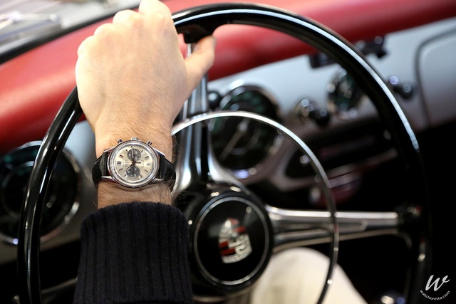 
Mẫu đồng hồ nổi tiếng CARRERA CALIBRE 18 TELEMETER của thương hiệu Tag Heuer khoe dáng bên trong khoang lái của siêu xe Porcher 356 Speedter. Đây là chiếc xe hiếm, có giá trị sưu tầm cao trong làng 4 bánh, thuộc thế hệ T2 của dòng Speedster được sản xuất từ năm 1955 đến 1959 của hãng xe thể thao Đức Porsche.
