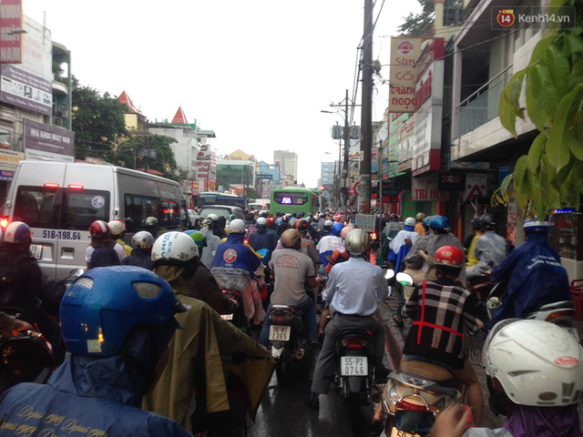 
Khu vực đường Bạch Đằng hướng ra cầu Sài Gòn quận Bình Thạnh dòng xe kẹt cứng, ún tắc kéo dài
