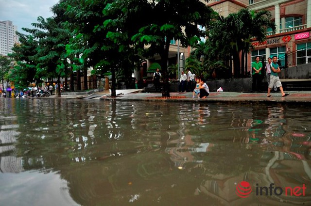 Trên vỉa hè, nhiều người dân cũng phải ngán ngẩm cảnh ngập nước và tìm lối thoát ra khỏi con đường Nguyễn Hữu Cảnh lúc tan tầm