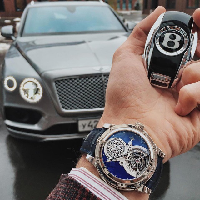 Chiếc đồng Louis Moinet lịch lãm bên cạnh người bạn đồng hành là siêu xe SUV Bentley Bentayga. Được trang bị bộ máy Tourbillon phức tạp, chiếc đồng hồ sẽ giúp quý ông thu hút mọi ánh nhìn và nổi bật giữa đám đông.