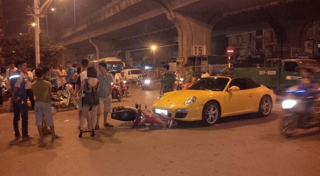 Hà Nội: Nữ tài xế cầm lái Porsche 911 Carrera va chạm cùng xe máy - Ảnh 2.