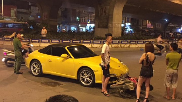 Hà Nội: Nữ tài xế cầm lái Porsche 911 Carrera va chạm cùng xe máy - Ảnh 1.